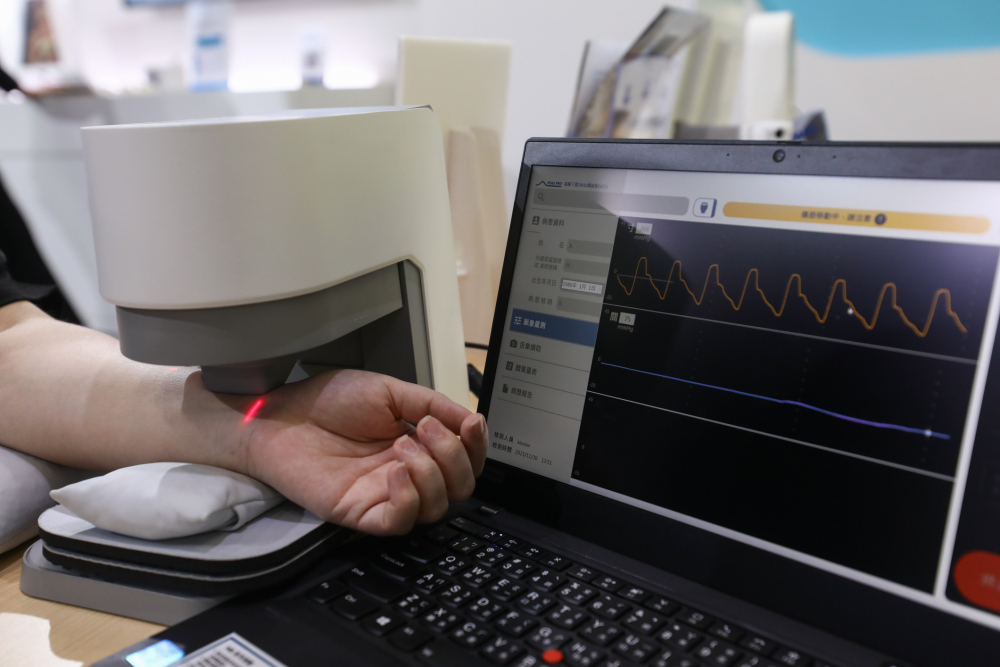 腾博汇耘康脈象檢測系統透過電腦精準控制升降系統，還原中醫師三指把脈過程的舉、按、尋手法，將脈象感受轉化成數據，未來可結合大數據分析，實現智慧醫療及準確性